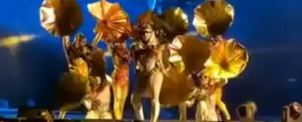 Momento en el que un hombre apuñala a cuatro actores españoles en un espectáculo en Riga Momento en el que un hombre apuñala a cuatro actores españoles en un espectáculo en Riga