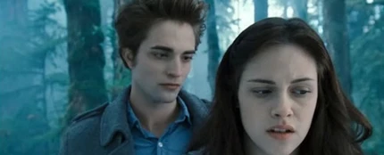 Kristen Stewart y Robert Pattinson en 'Crepúsculo' Kristen Stewart y Robert Pattinson en 'Crepúsculo'