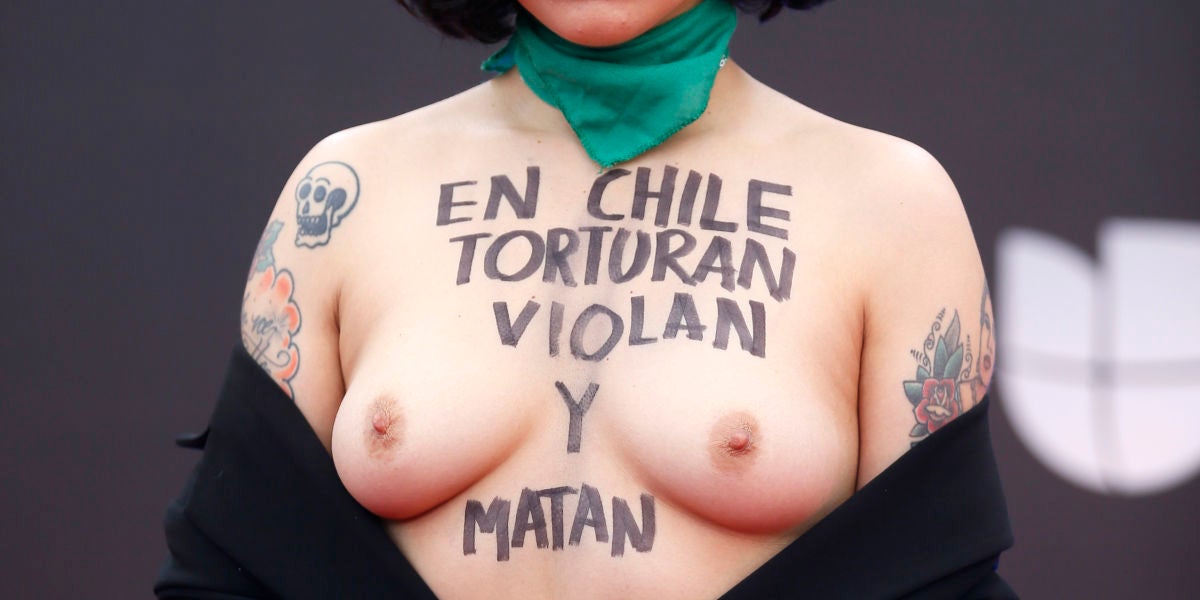 Mon Laferte pide justicia para Chile y reivindica su lucha en Latin Grammy