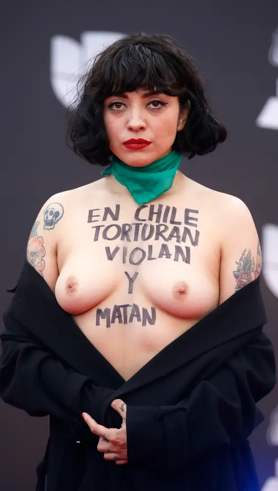 Mon Laferte pide justicia para Chile y reivindica su lucha en Latin Grammy