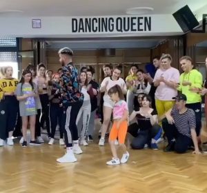 Una niña de 7 años sorprende a la red con su coreografía a ritmo de Daddy Yankee Una niña de 7 años sorprende a la red con su coreografía a ritmo de Daddy Yankee