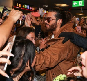 El tremendo recibimiento del actor Can Yaman en el aeropuerto de Madrid El tremendo recibimiento del actor Can Yaman en el aeropuerto de Madrid