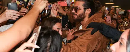 El tremendo recibimiento del actor Can Yaman en el aeropuerto de Madrid El tremendo recibimiento del actor Can Yaman en el aeropuerto de Madrid