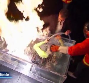 El enorme susto en 'El Hormiguero 3.0' durante el experimento de 'agua ardiente' con Marron El enorme susto en 'El Hormiguero 3.0' durante el experimento de 'agua ardiente' con Marron
