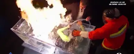 El enorme susto en 'El Hormiguero 3.0' durante el experimento de 'agua ardiente' con Marron El enorme susto en 'El Hormiguero 3.0' durante el experimento de 'agua ardiente' con Marron