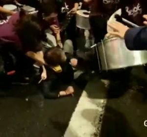 Un hombre irrumpe con una navaja en la manifestación contra la violencia de género de Granada Un hombre irrumpe con una navaja en la manifestación contra la violencia de género de Granada