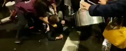 Un hombre irrumpe con una navaja en la manifestación contra la violencia de género de Granada Un hombre irrumpe con una navaja en la manifestación contra la violencia de género de Granada