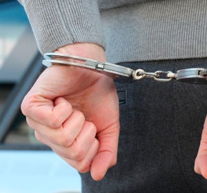 Un detenido con las esposas Un detenido con las esposas