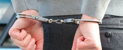 Un hombre es detenido por agredir sexualmente a su hija 