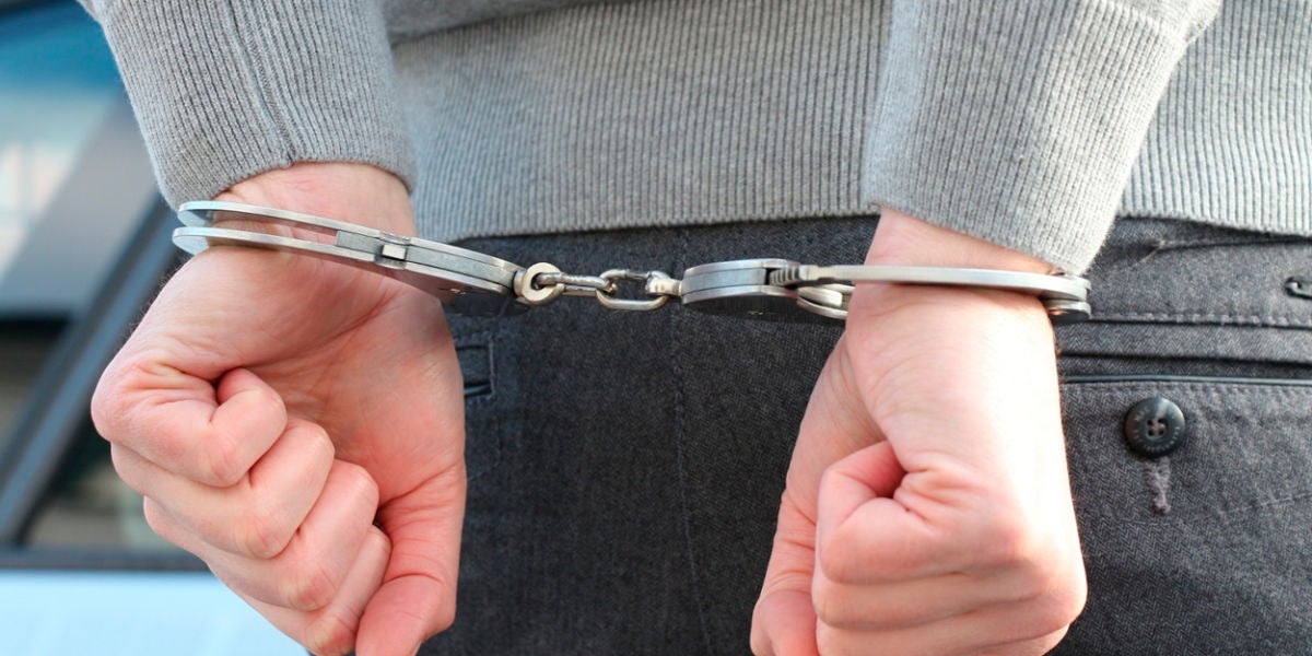 Un detenido con las esposas