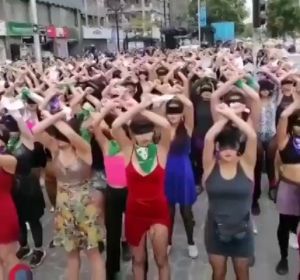 La actuación reivindicativa de las feministas chilenas por el 25N: "Y la culpa no era mía, ni dónde estaba, ni cómo vestía" La actuación reivindicativa de las feministas chilenas por el 25N: "Y la culpa no era mía, ni dónde estaba, ni cómo vestía"