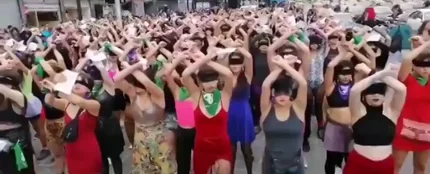 La actuación reivindicativa de las feministas chilenas por el 25N: "Y la culpa no era mía, ni dónde estaba, ni cómo vestía" La actuación reivindicativa de las feministas chilenas por el 25N: "Y la culpa no era mía, ni dónde estaba, ni cómo vestía"