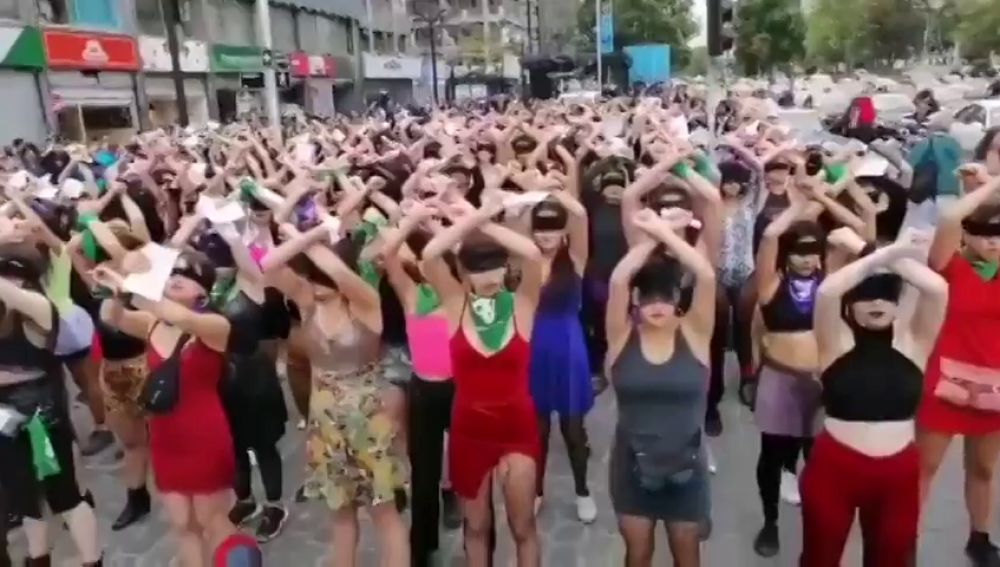 La actuación reivindicativa de las feministas chilenas por el 25N: "Y la culpa no era mía, ni dónde estaba, ni cómo vestía"