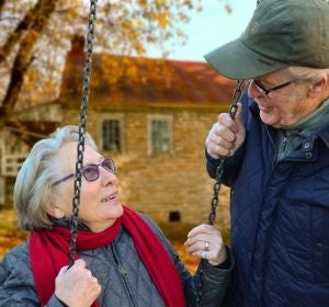 Una pareja de abuelos en un columpio Una pareja de abuelos en un columpio