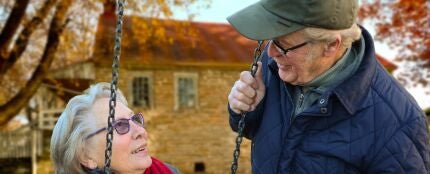 Una pareja de abuelos en un columpio