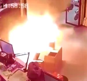 El momento en el que explota una batería de un coche eléctrico en una tienda El momento en el que explota una batería de un coche eléctrico en una tienda