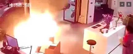 El momento en el que explota una batería de un coche eléctrico en una tienda El momento en el que explota una batería de un coche eléctrico en una tienda