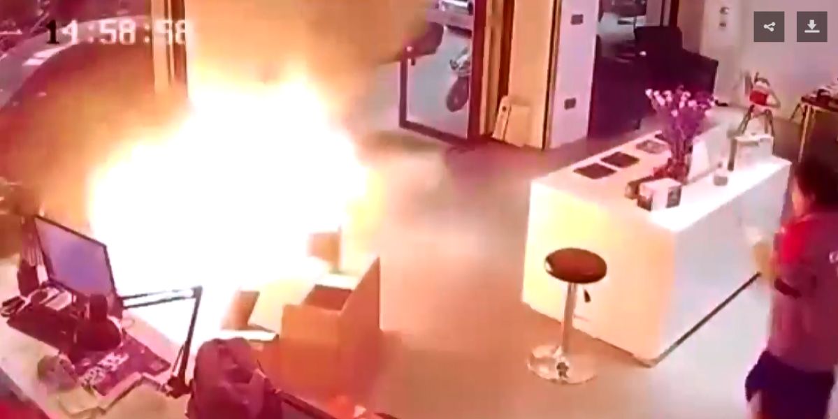 El momento en el que explota una batería de un coche eléctrico en una tienda