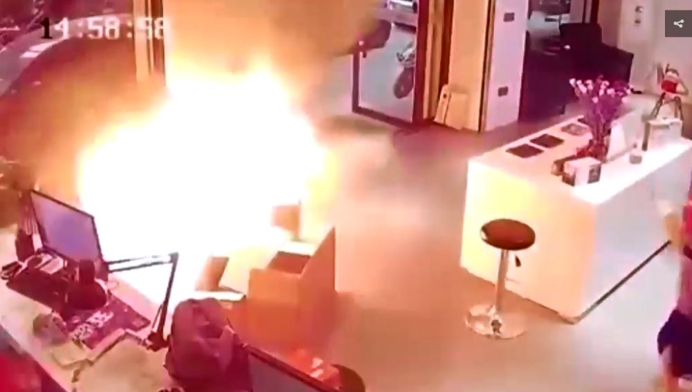 El momento en el que explota una batería de un coche eléctrico en una tienda