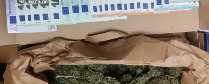 Dinero y cannabis incautado por la Guardia Civil en una operación contra el narcotráfico en Mallorca. Dinero y cannabis incautado por la Guardia Civil en una operación contra el narcotráfico en Mallorca.