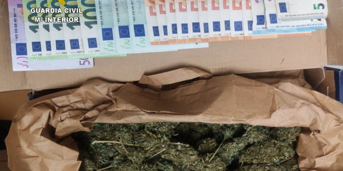 Dinero y cannabis incautado por la Guardia Civil en una operación contra el narcotráfico en Mallorca.
