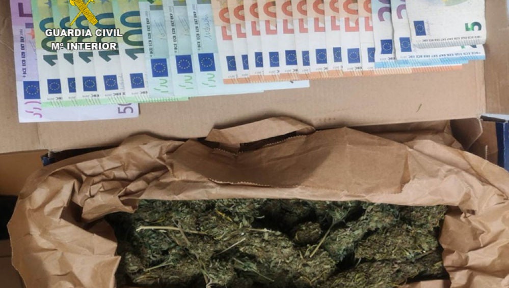 Dinero y cannabis incautado por la Guardia Civil en una operación contra el narcotráfico en Mallorca.