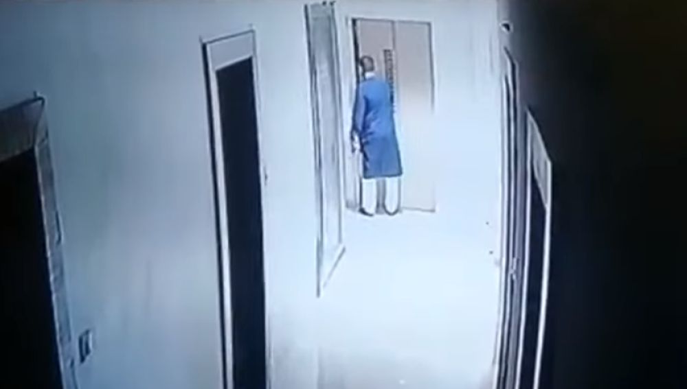 Un hombre muere al caer por el hueco del ascensor