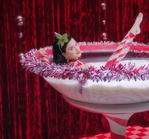 Katy Perry en el vídeo de 'Cozy Little Christmas' Katy Perry en el vídeo de 'Cozy Little Christmas'