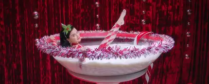 Katy Perry en el vídeo de 'Cozy Little Christmas' Katy Perry en el vídeo de 'Cozy Little Christmas'