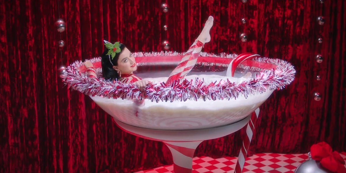 Katy Perry en el vídeo de 'Cozy Little Christmas'