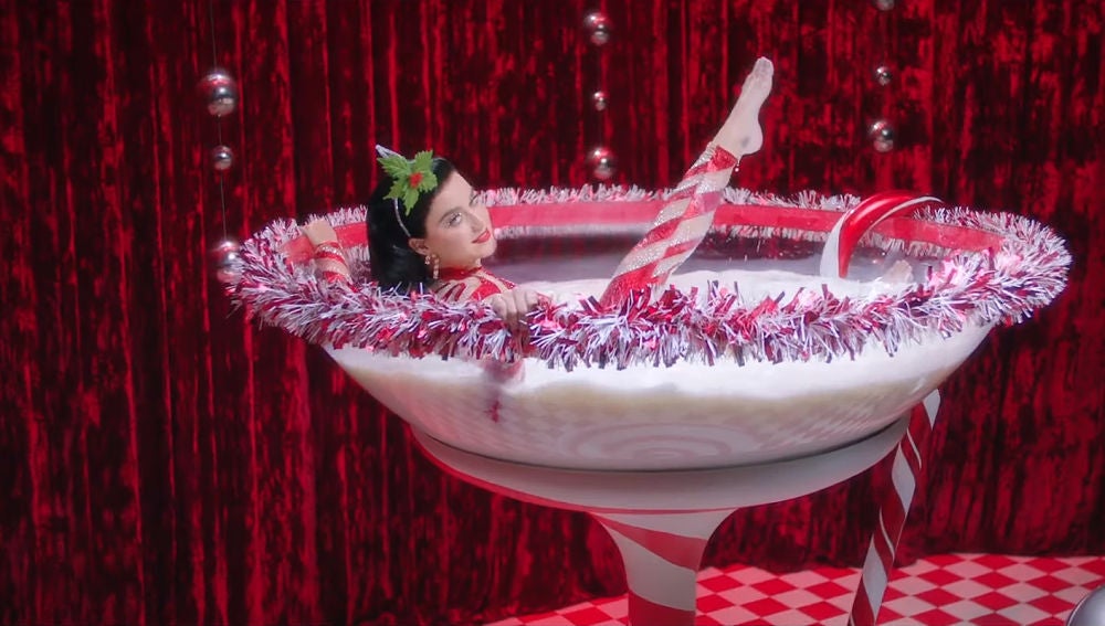 Katy Perry en el vídeo de 'Cozy Little Christmas'