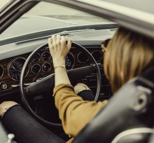 Una mujer conduciendo un coche Una mujer conduciendo un coche