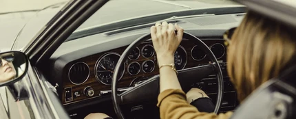 Una mujer conduciendo un coche Una mujer conduciendo un coche