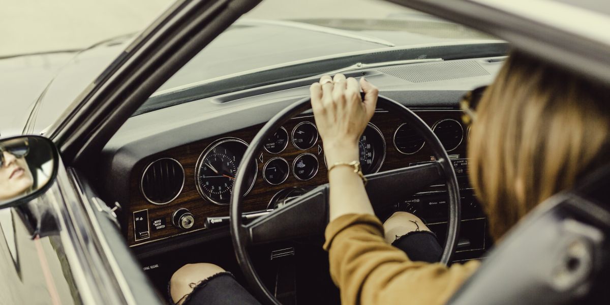 Una mujer conduciendo un coche