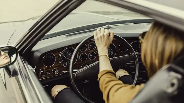 Una mujer conduciendo un coche