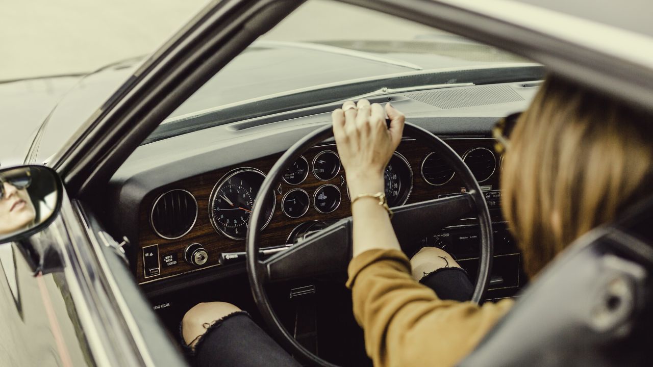Una mujer conduciendo un coche Una mujer conduciendo un coche