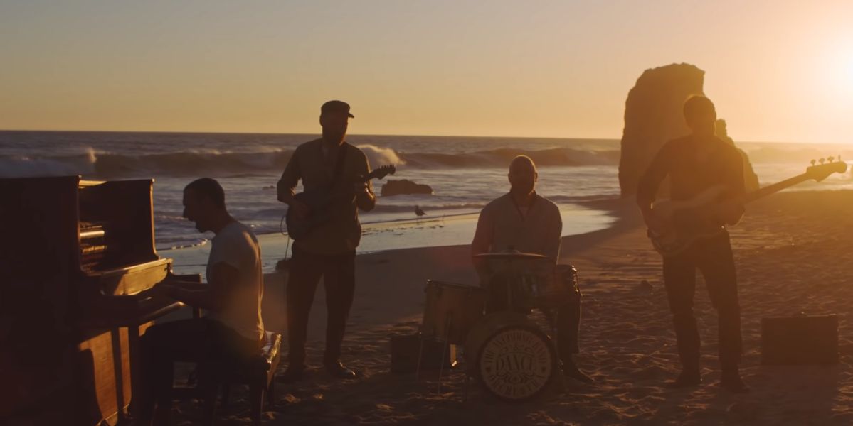 Coldplay en el videoclip de 'Everyday Life'