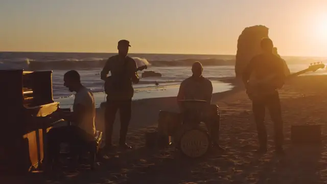 Coldplay en el videoclip de 'Everyday Life'