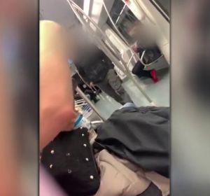 Una joven graba cómo un hombre le llama "chupapollas" y "zorra" en el metro de Barcelona y nadie dice nada Una joven graba cómo un hombre le llama "chupapollas" y "zorra" en el metro de Barcelona y nadie dice nada
