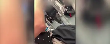 Una joven graba cómo un hombre le llama "chupapollas" y "zorra" en el metro de Barcelona y nadie dice nada Una joven graba cómo un hombre le llama "chupapollas" y "zorra" en el metro de Barcelona y nadie dice nada