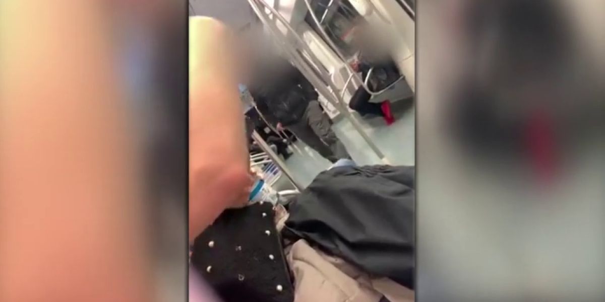 Una joven graba cómo un hombre le llama "chupapollas" y "zorra" en el metro de Barcelona y nadie dice nada