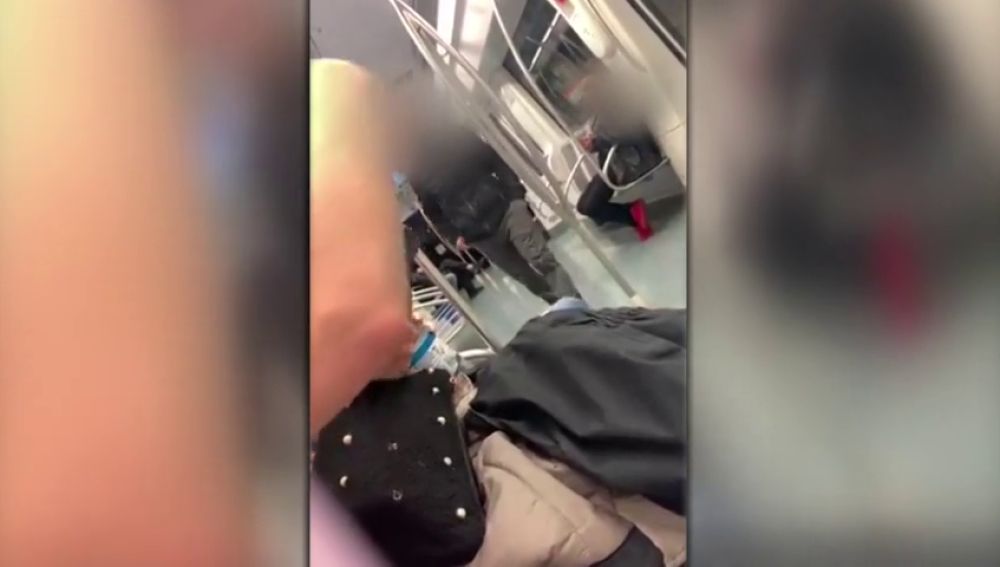 Una joven graba cómo un hombre le llama "chupapollas" y "zorra" en el metro de Barcelona y nadie dice nada