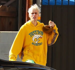 Justin Bieber caminando por una calle de Los Ángeles Justin Bieber caminando por una calle de Los Ángeles