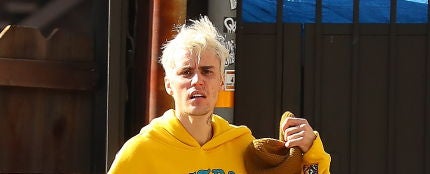 Justin Bieber caminando por una calle de Los Ángeles