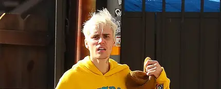 Justin Bieber caminando por una calle de Los Ángeles Justin Bieber caminando por una calle de Los Ángeles