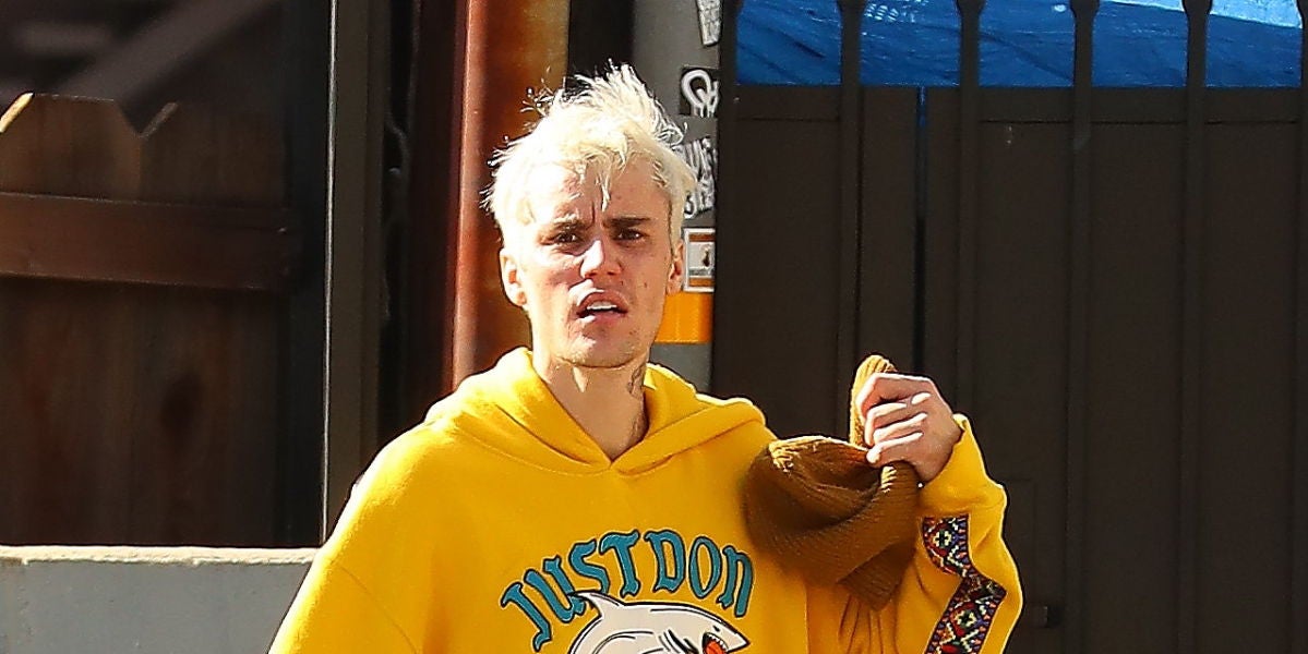 Justin Bieber caminando por una calle de Los Ángeles
