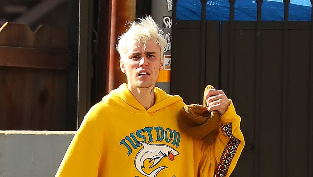 Justin Bieber caminando por una calle de Los Ángeles