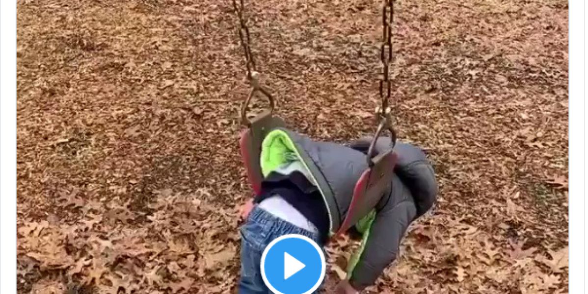 Tuit viral de un niño en un columpio
