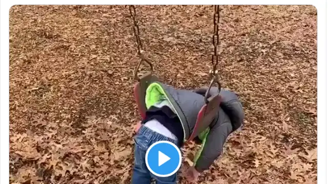 Tuit viral de un niño en un columpio