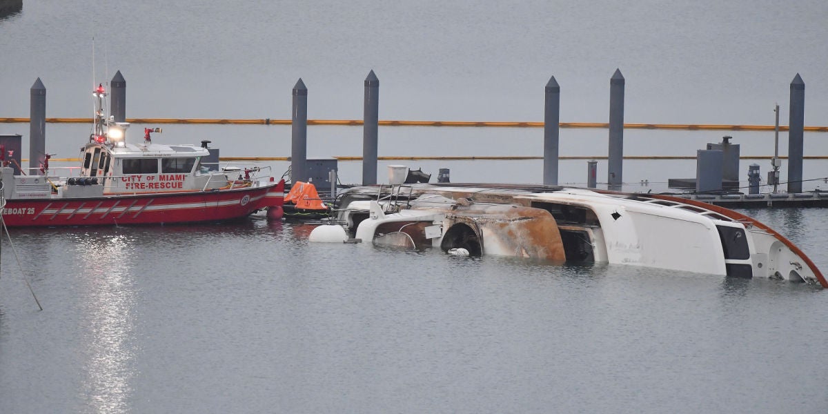 El barco de Marc Anthony tras el incendio